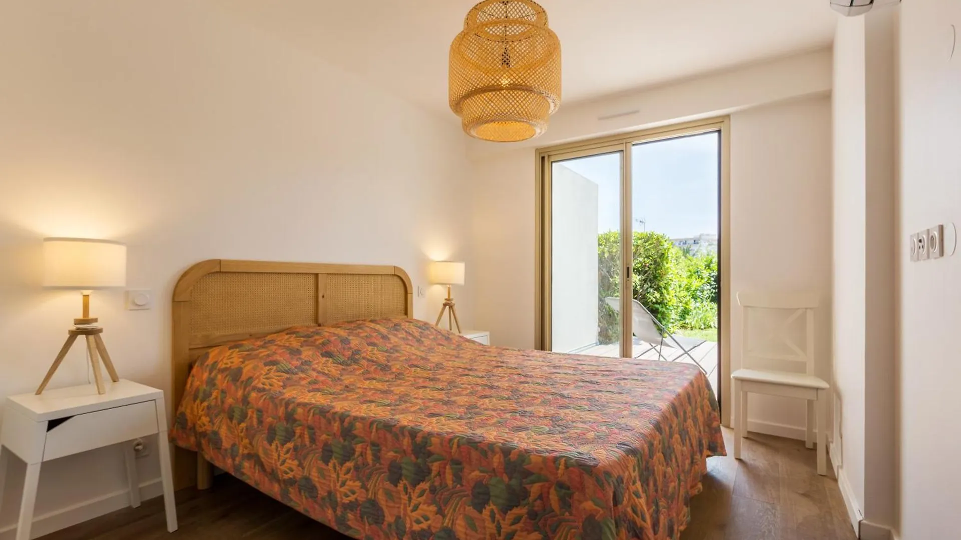 Antibes Rez De Jardin, Grande Terrasse Dans Residence Avec Piscine France
