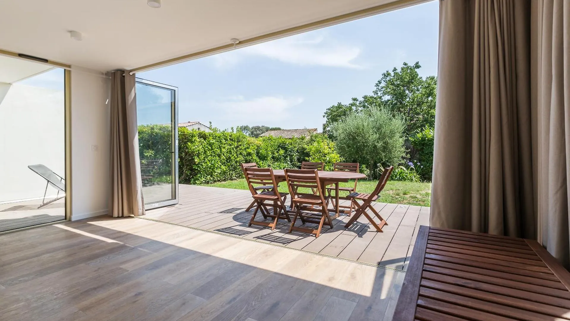 Antibes Rez De Jardin, Grande Terrasse Dans Residence Avec Piscine 0*,  France